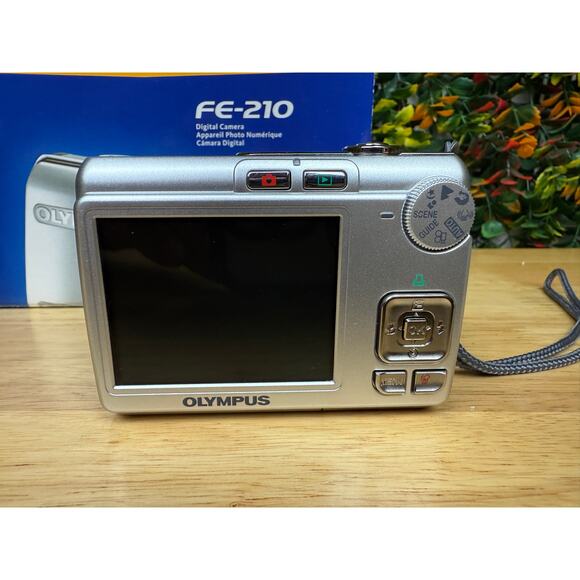 Olympus FE-210 Digital Camera 7.1 MP + Strap + OEM Cables (TESTED) Silver AA Bat - Picture 5 of 10